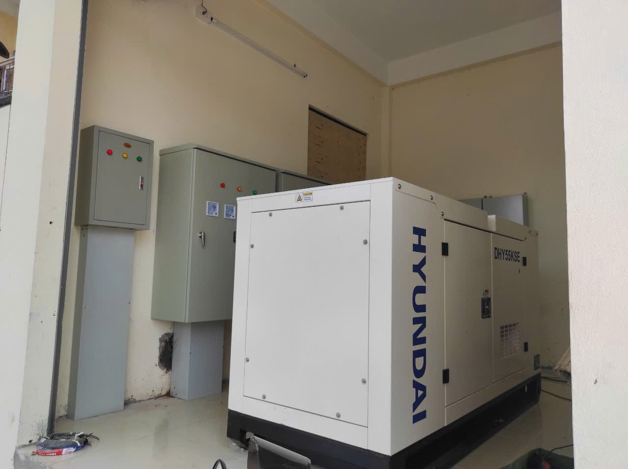 may_phat_dien_200kva_duoc_lap_dat_trong_phong_cach_am